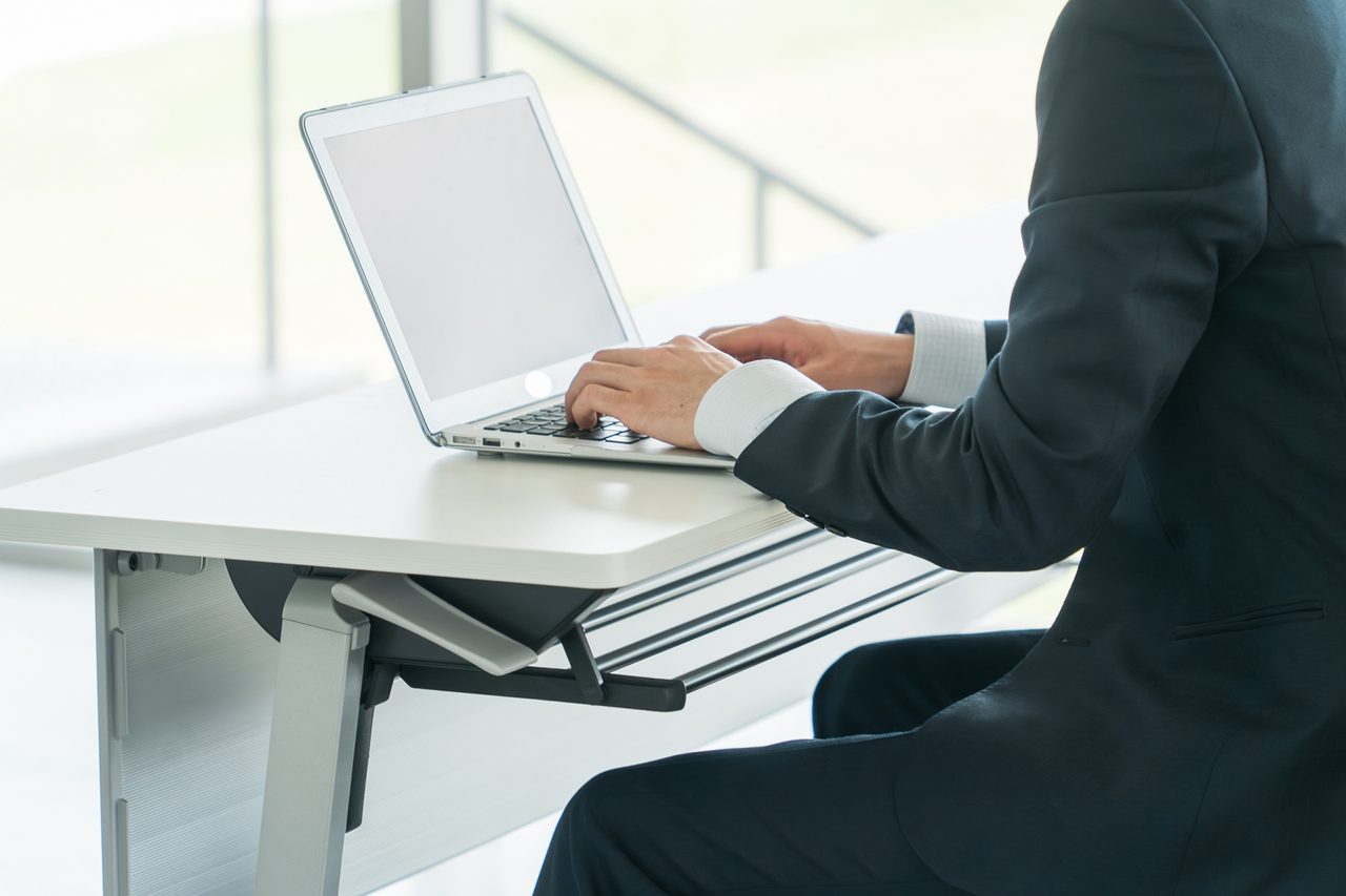 FXのチャートを確認する会社員