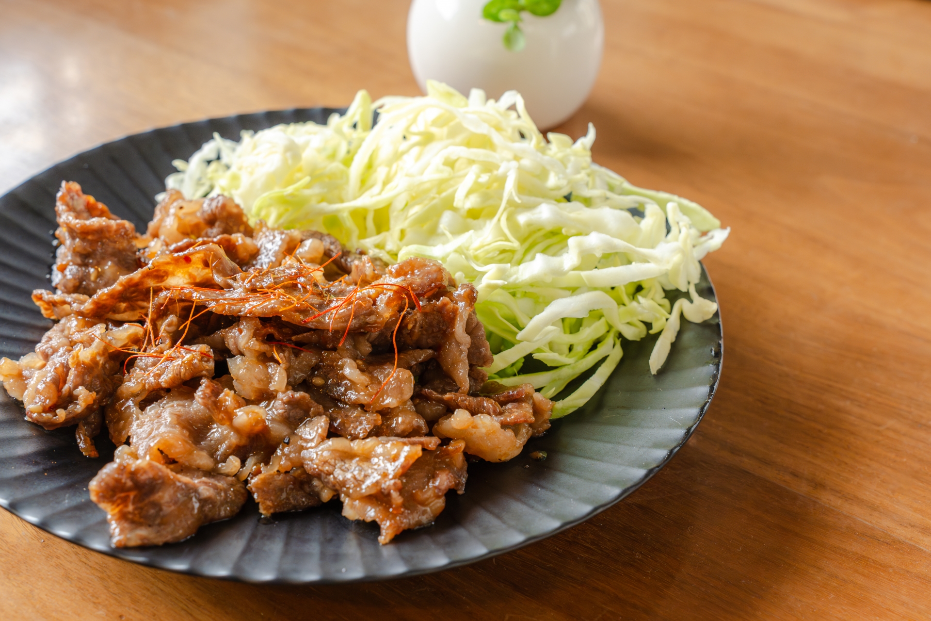 生姜焼きとキャベツの盛り付け