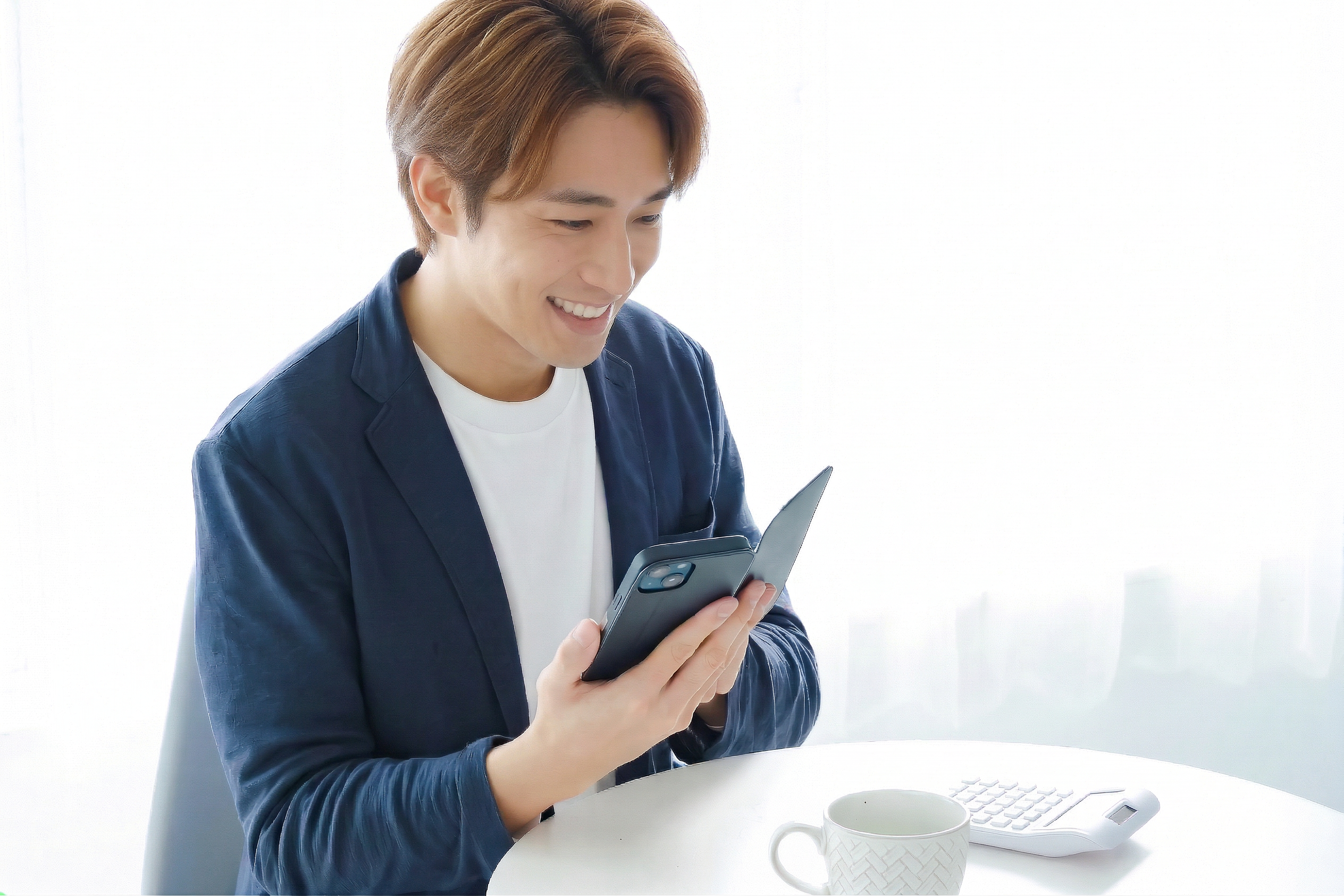 カフェでスマホを見る男性