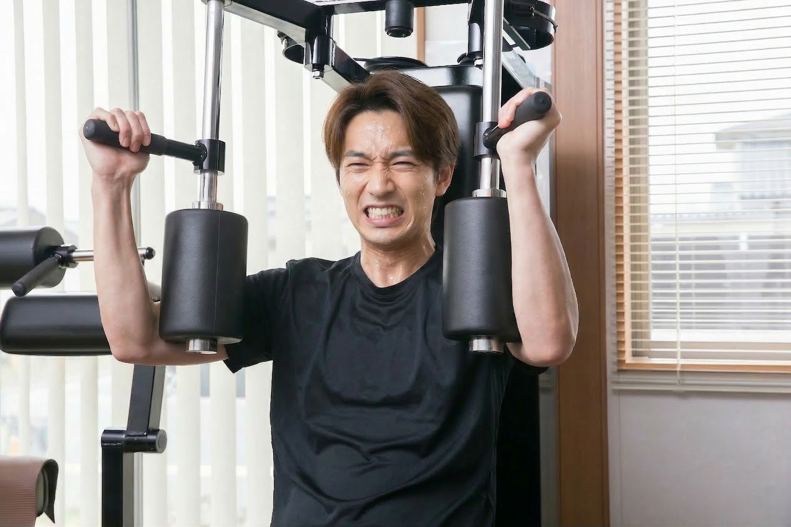 チェストプレスマシンでトレーニングする男性