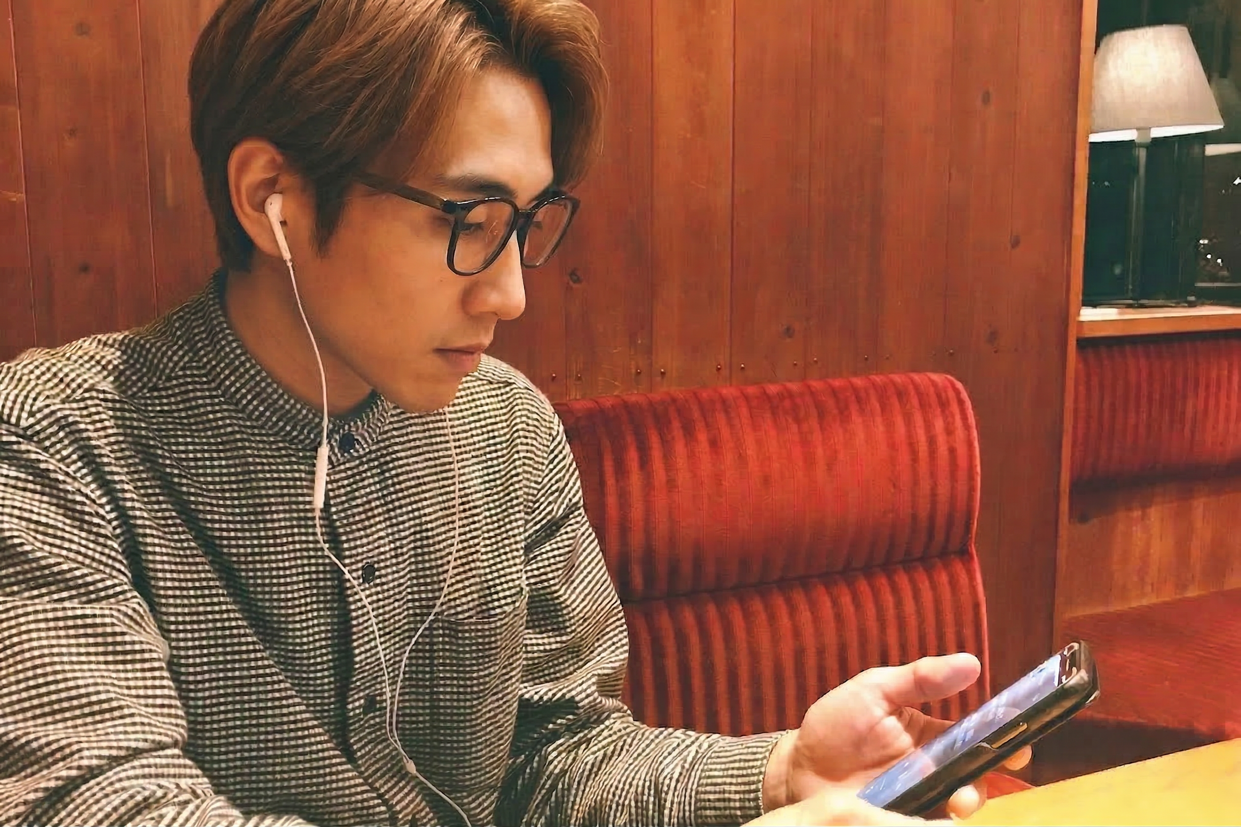 カフェでスマホを見る男性