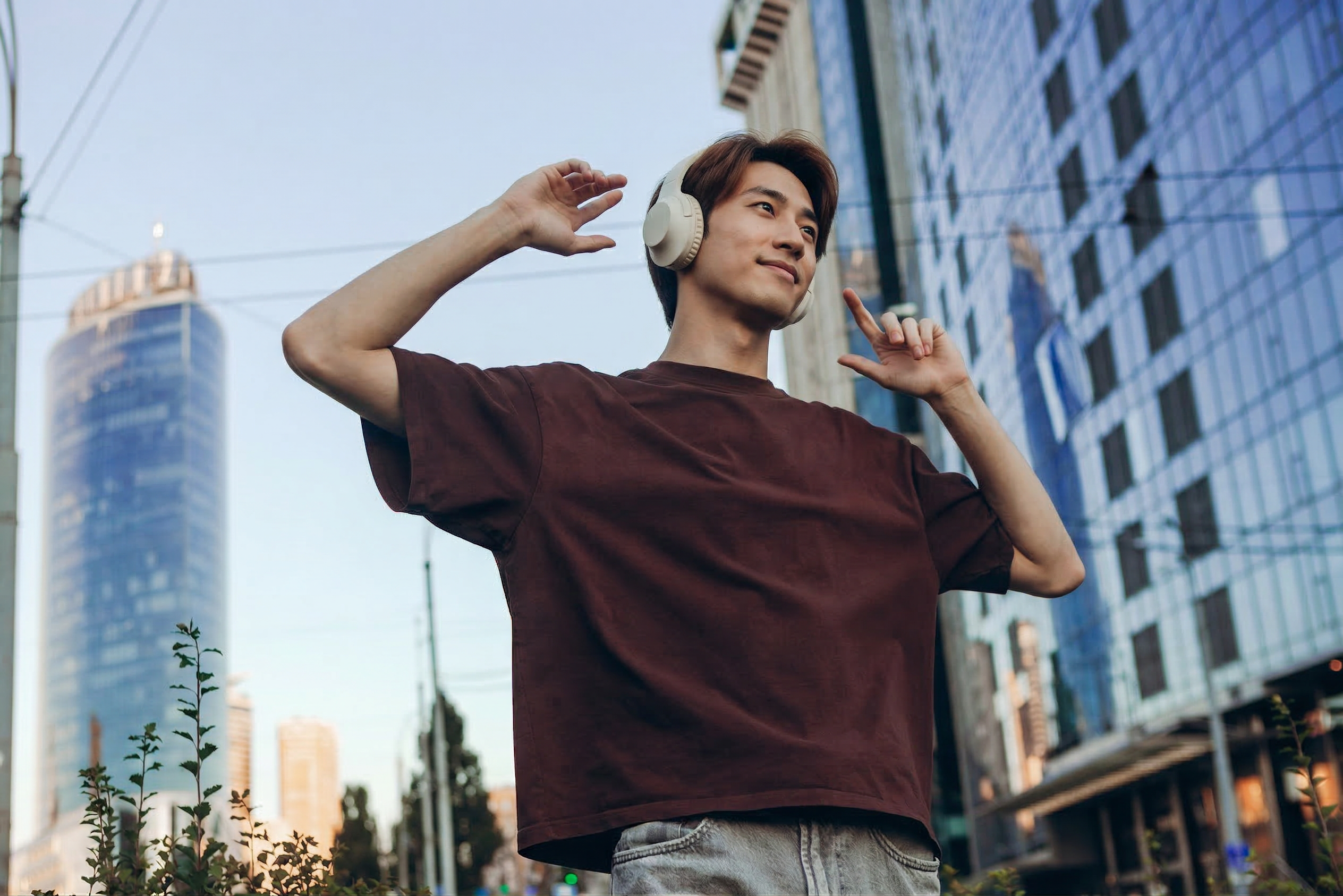 街中でヘッドホンをつけて歩く男性