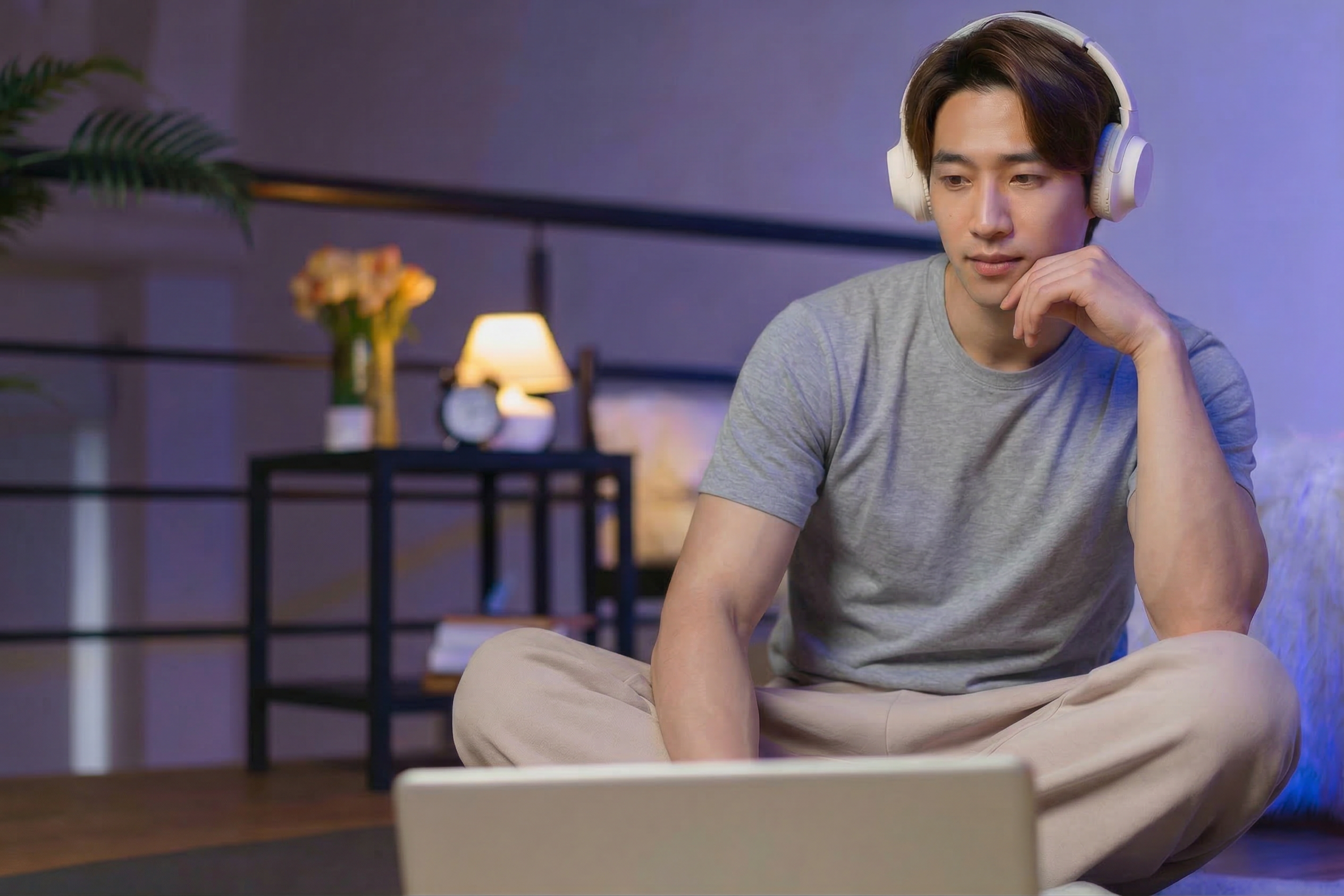 リラックスしてパソコンで作業する男性