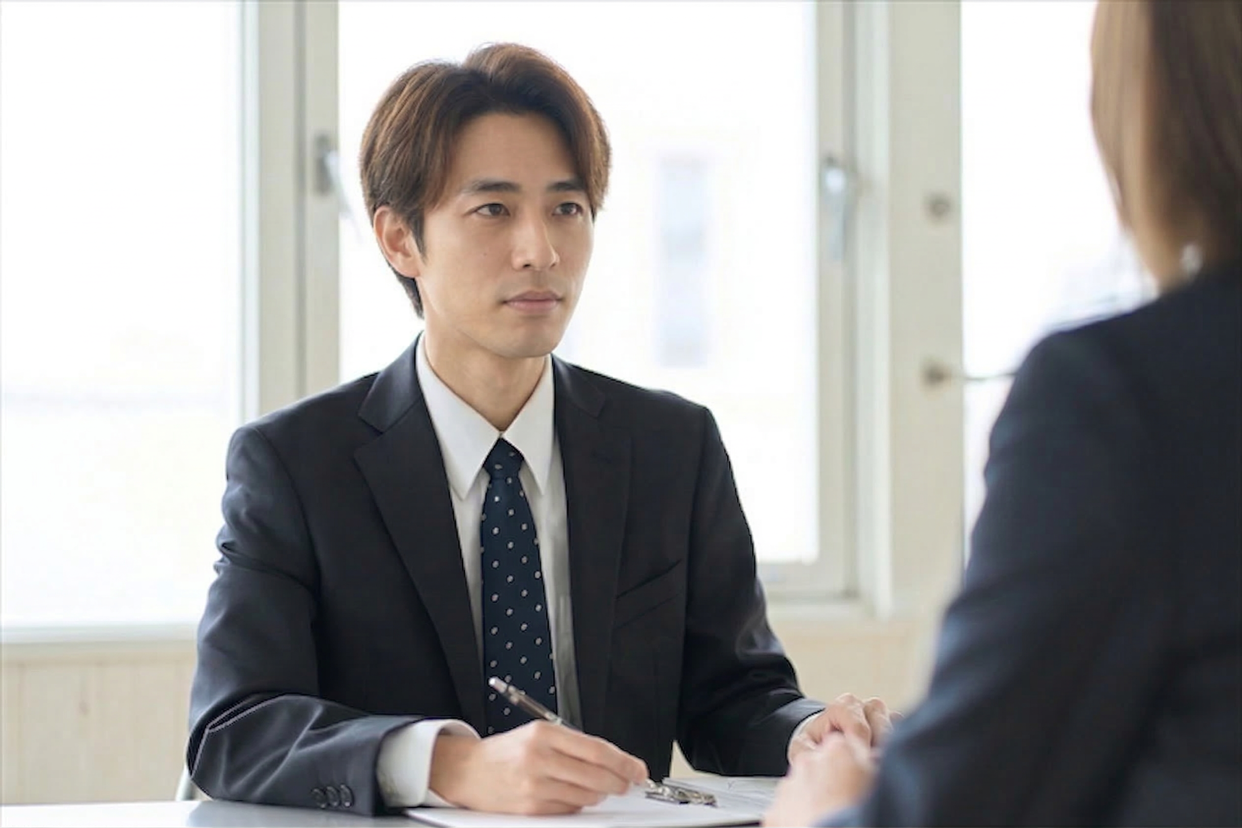 相談・面接シーンの男性