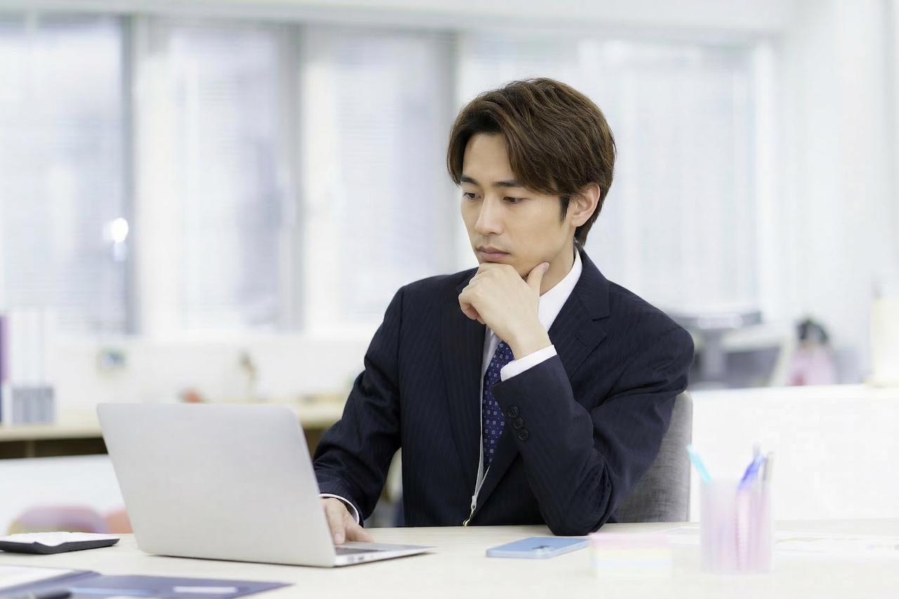 真剣にパソコンに向かう男性