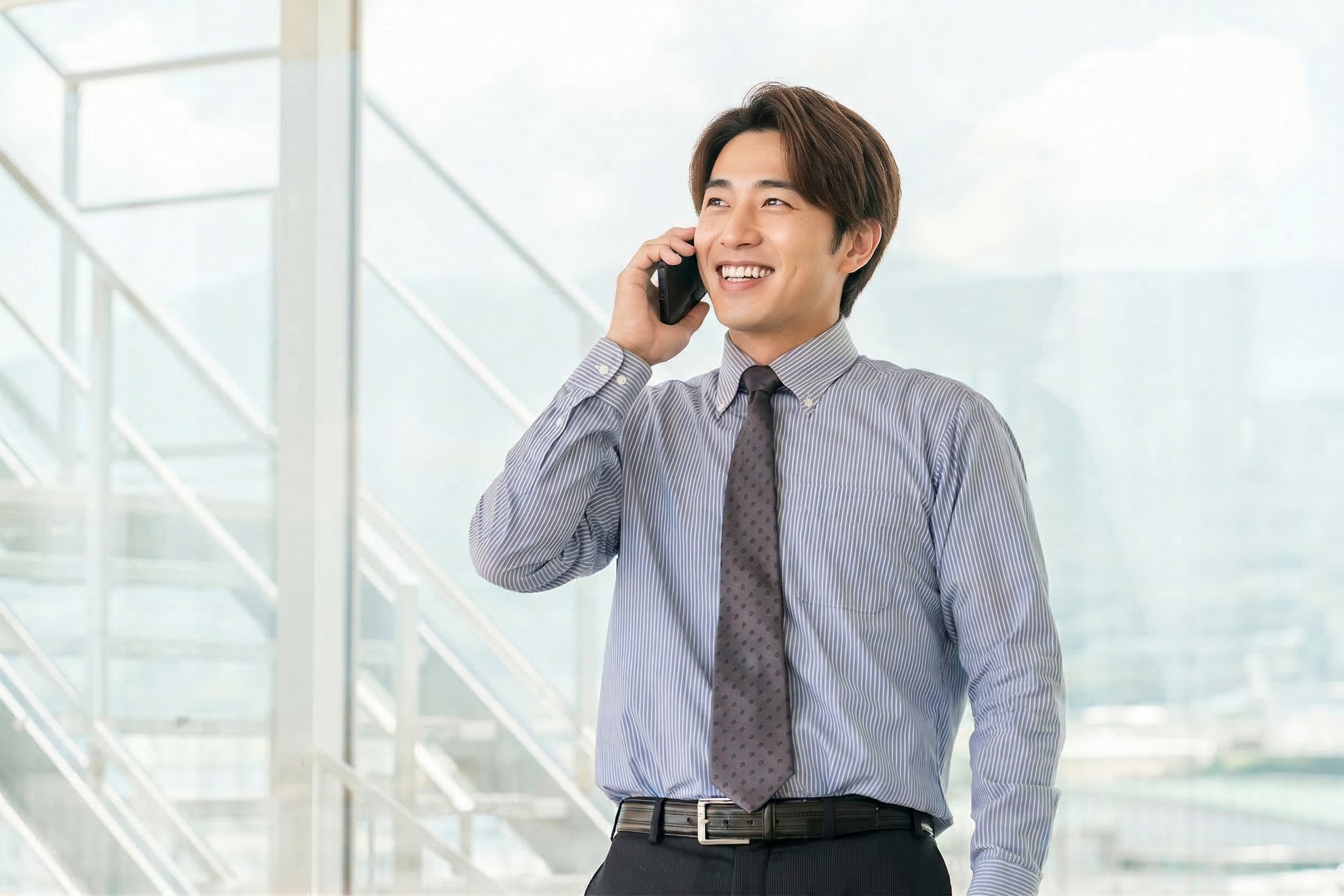 オフィスで笑顔の男性