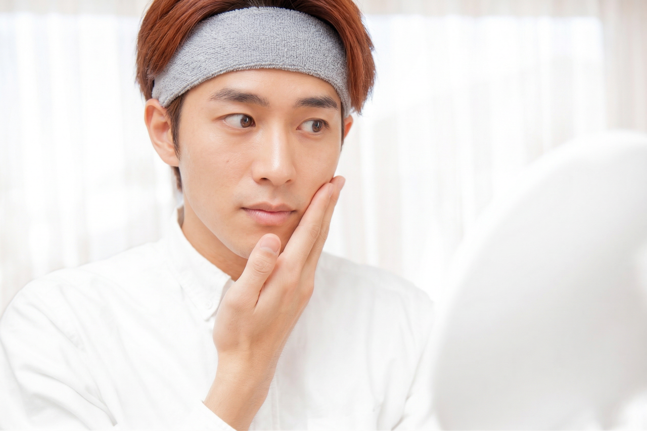 真剣にスキンケアに取り組む男性