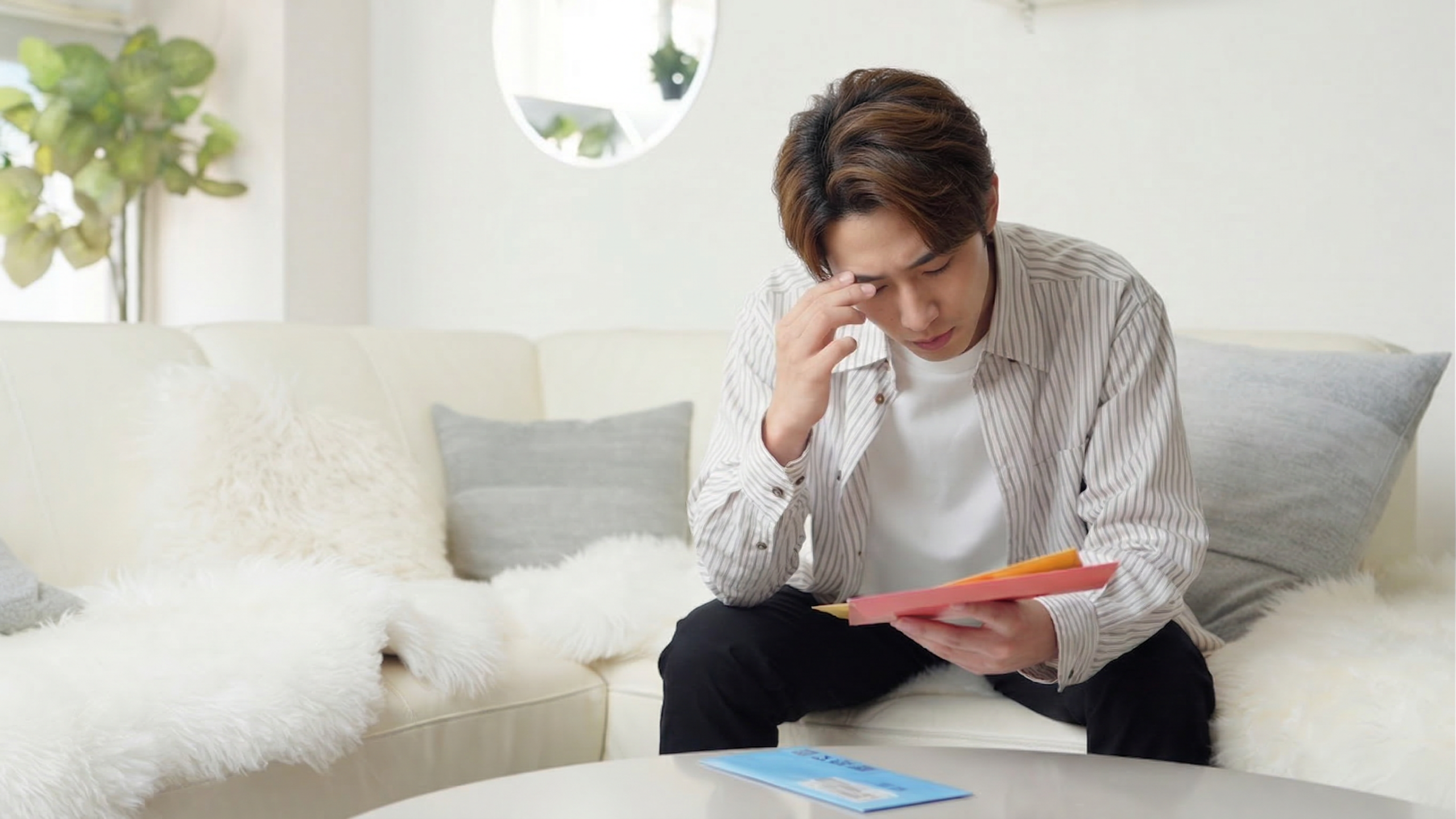 家計の悩みを抱える会社員