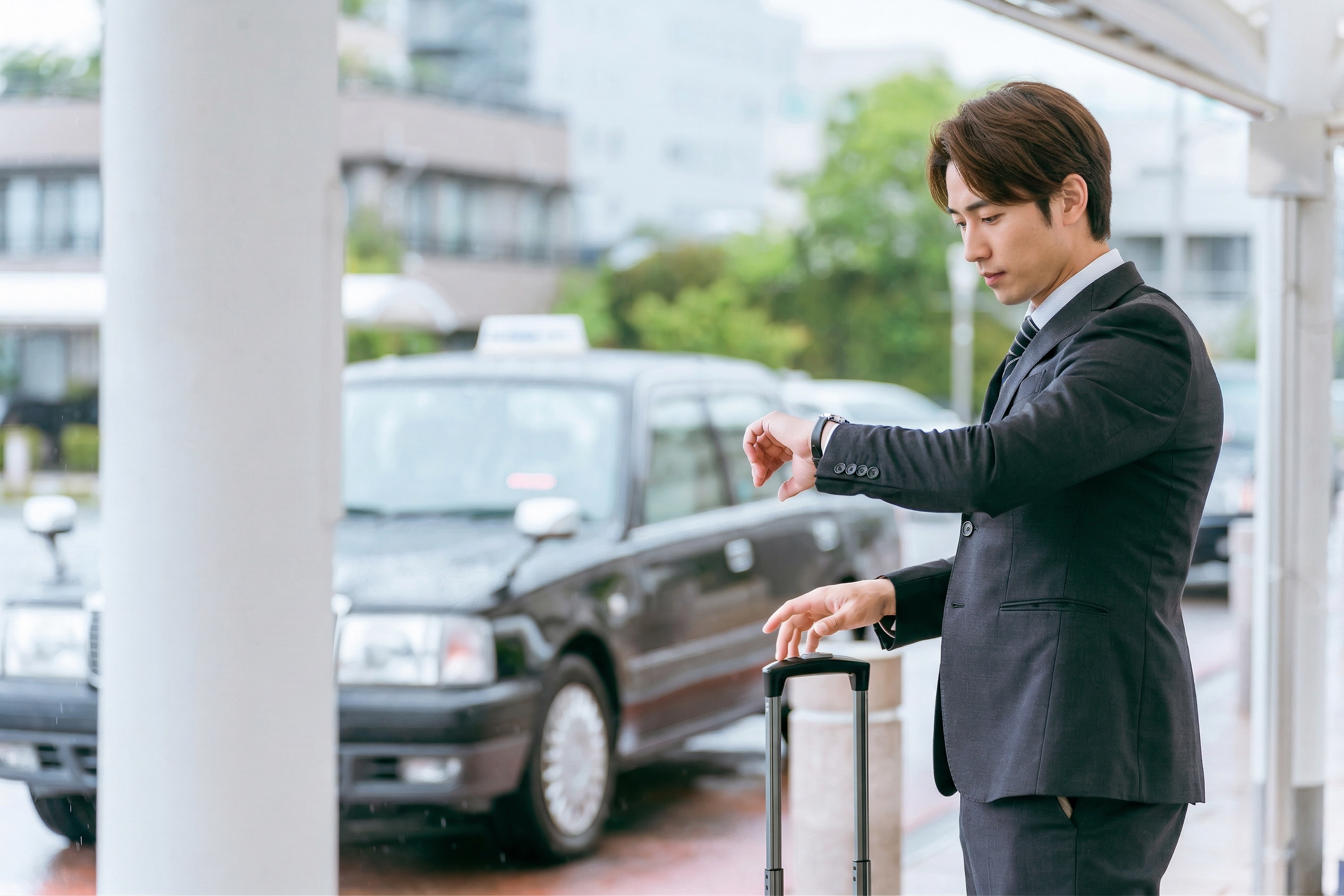 ホワイトボードの前で考える男性