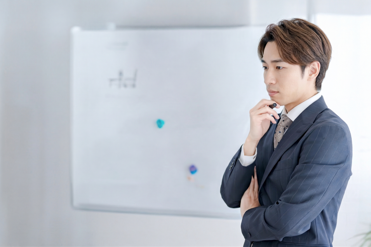 夜にヘッドホンをつけてラップトップで作業する男性