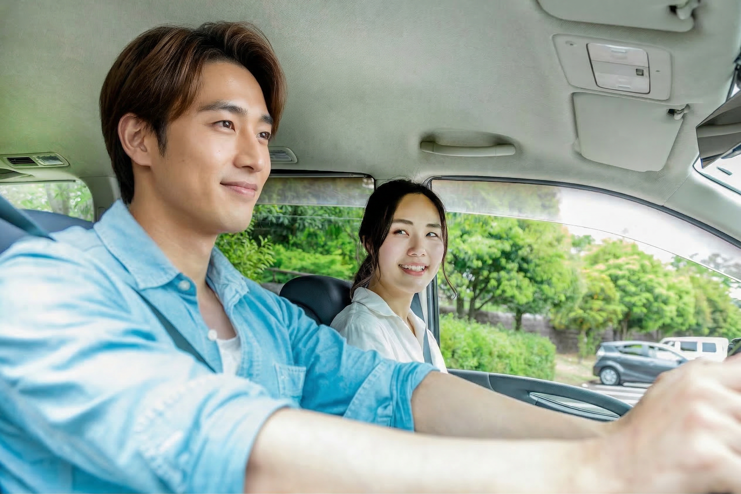 ドライブを楽しむカップル