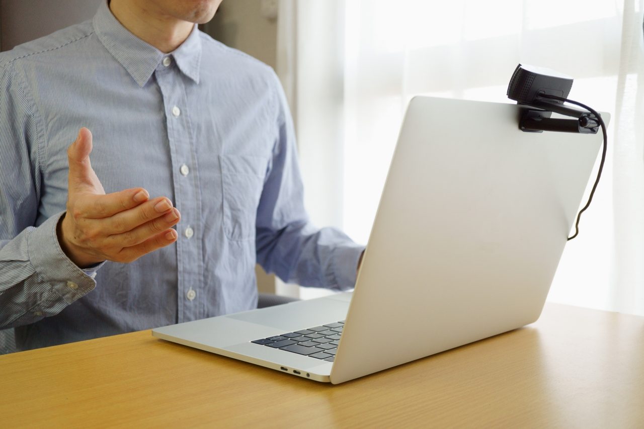 エージェントとWeb面談する男性