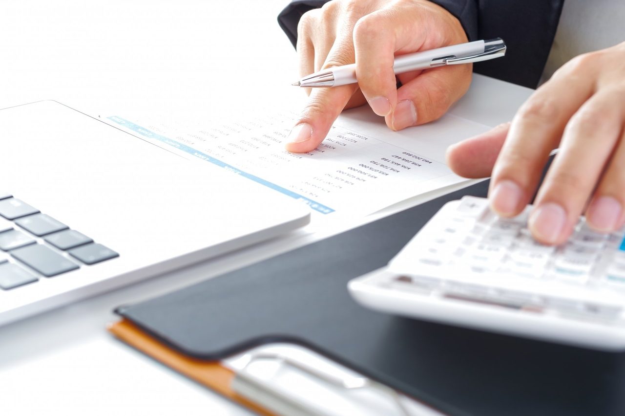 夜にベッドでスマホを操作する男性