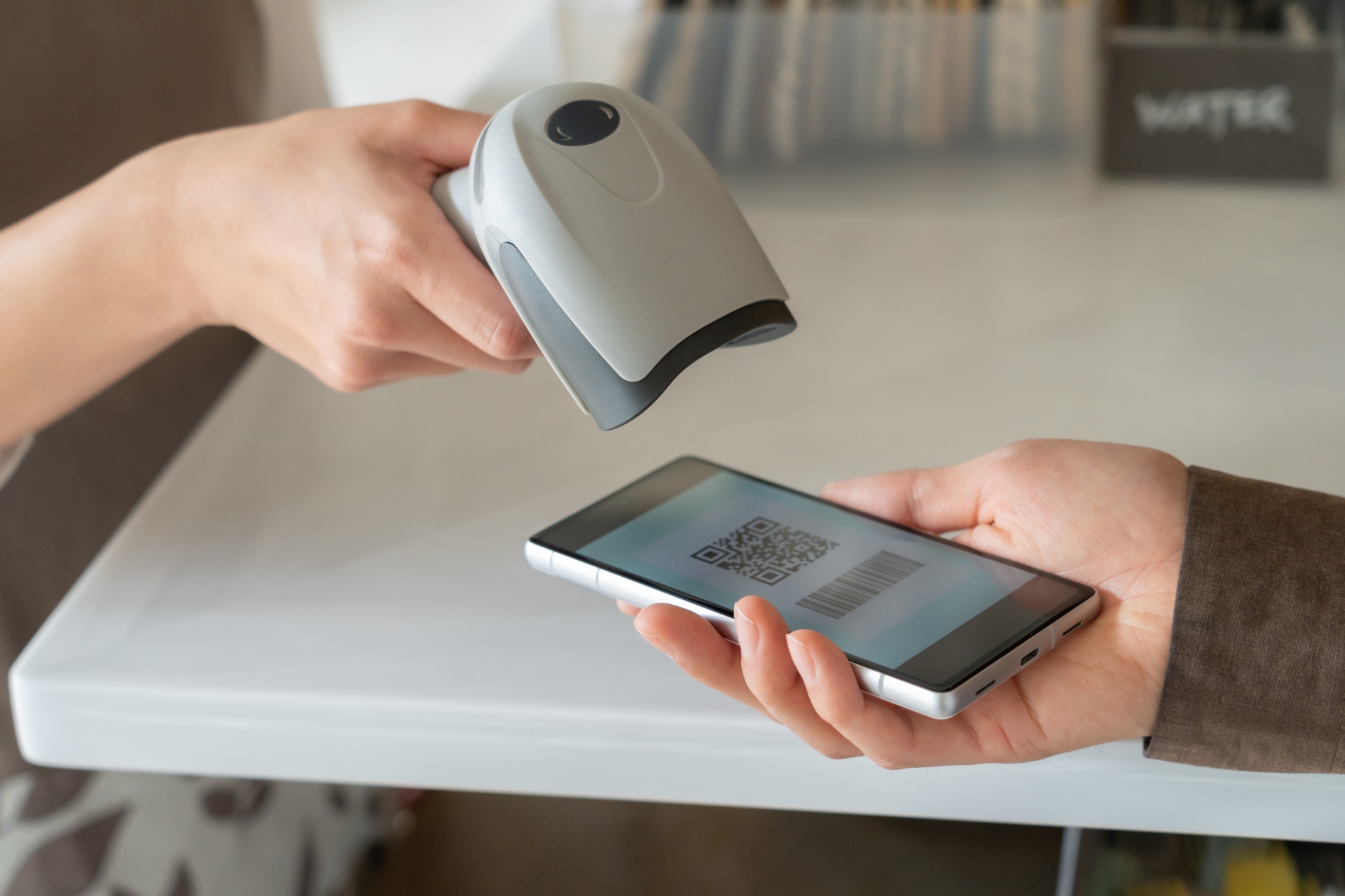 QRコード決済でスマートフォンをスキャンする様子