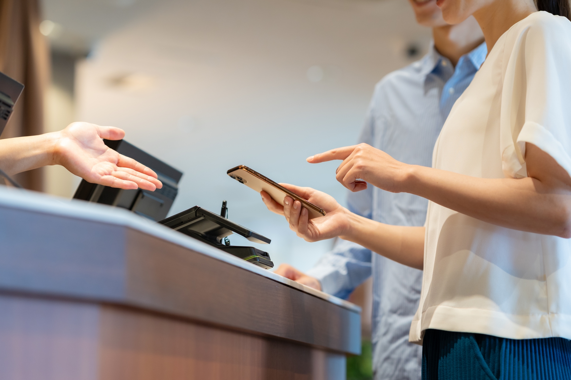 スマホでキャッシュレス決済する様子